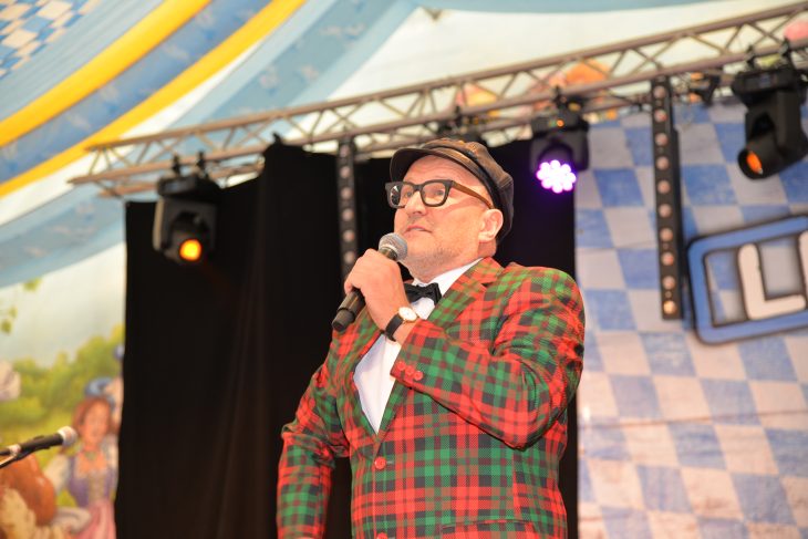 Der Nürnberger Kabarettist Oliver Tissot auf der Bühne im Festzelt.