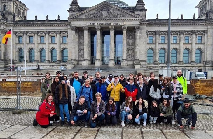 Die Abschlussklassen der Richard-Glimpel-Schule aus Lauf vor dem Bundestag.
