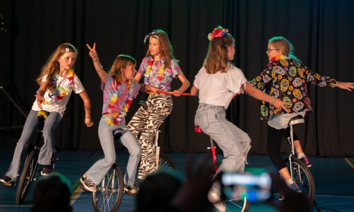 Mittelalterliche Gaukler, Römer, Hippies: Die Schüler nehmen ihr Publikum mit auf eine Reise durch die Zeit.