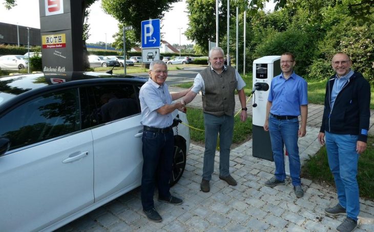 Auf dem Parkplatz des Rathauses in Neuhaus können jetzt E-Autos geladen werden.
