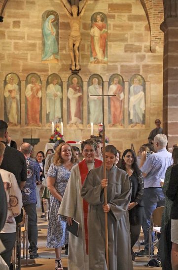 Elisabeth Peterhoff, Leiterin der Diakoninnengemeinschaft und Vorständin der Rummelsberger Diakonie, leitete den Festgottesdienst in der Philippuskirche zur Ehrung langjährige Diakoninnen, Einführung angehender Diakoninnen und verabschiedete zwei Schwestern, die einen anderen Weg einschlagen.