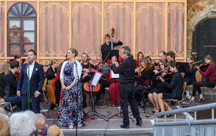 Unter der Leitung von Bernd Fellmann (Mitte) spielte das Neue Burgthanner Streichensemble bei der Eröffnung der Burgfestspiele groß auf.