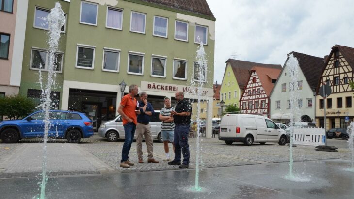 Erfolgreicher Testlauf: Peter Göbel vom Stadtbauamt, Bürgermeister Robert Ilg, Moritz Kellner von der Mahlzeit und Benedikt Thorwart von Drebinger Gartenbau (v. links) inspizierten das Fontänenfeld auf dem neu gestalteten Oberen Markt.
