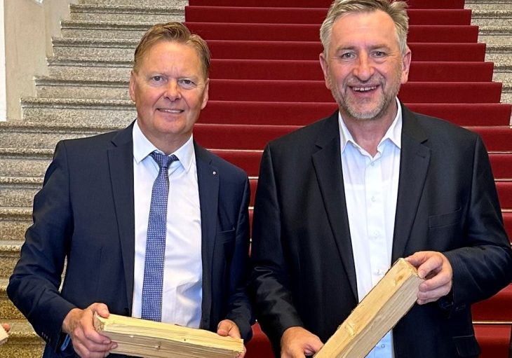 Norbert Dünkel (links) und Bayerns Bauernpräsident Günther Felßner werben im Landtag für das Heizen mit Holz.