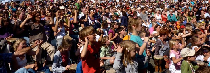 Die „Argandona Trommelwelt“ tourt zu Schulen und Kindergärten in ganz Deutschland. Teilweise nehmen hunderte Kinder und Erwachsene an den Projekten teil.