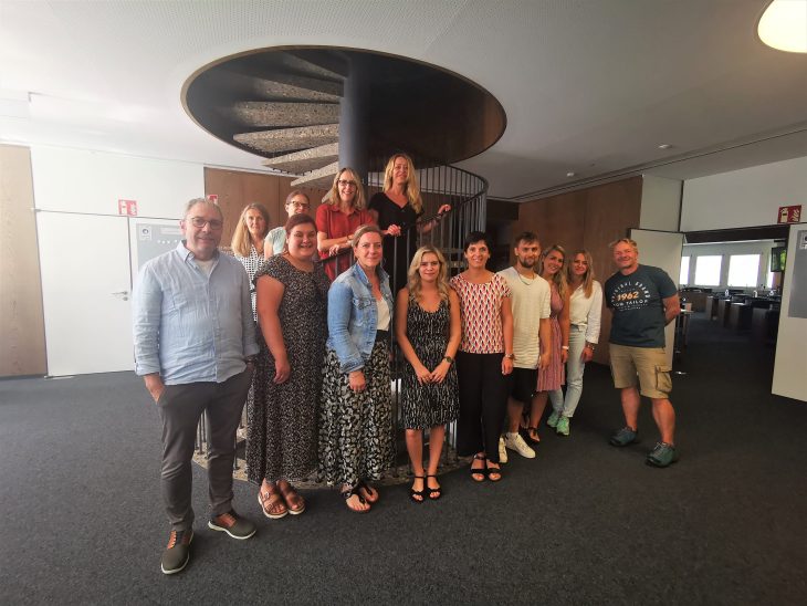 Die Leitungen der Kitas, das Team der Kampagne und Digital Coach Klaus Lutz (ganz links) im Landratsamt zur Übergabe der Teilnahmeurkunden.