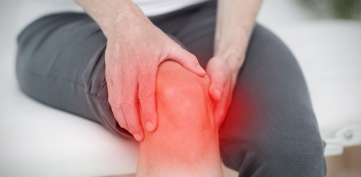 Knieschmerzen zählen zu den besonders weit verbreiteten Gesundheitsproblemen.