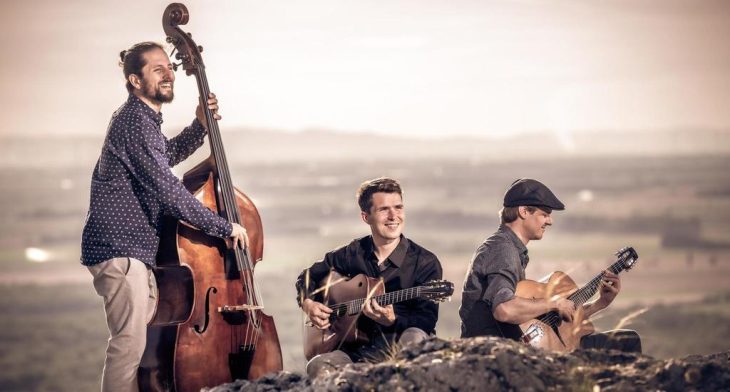 Martin Heinzle (Kontrabass), Diknu Schneeberger (Gitarre) und Julian Wohlmuth (Gitarre).
