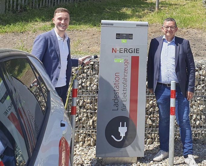 Freuen sich über den neuen Service für E-Mobilisten in Leinburg: Bürgermeister Thomas Kraußer (rechts) und Christian Vogler, Betreuer für kommunale Kunden bei der N-Ergie.