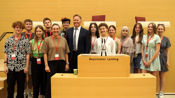 Norbert Dünkel mit den Schülern des Politikseminars des PPG und ihrer Lehrerin Christina Maier-Hofer (Dritte v. links).