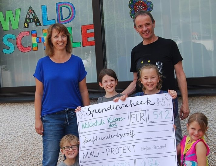 Die Kinder und ihre Rektorin übergaben die Spende an Stefan Gemmel.