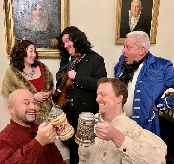 Sängerinnen und Sänger der Opernakademie bringen mit Lehárs Operette bekannte Stücke auf die Bühne.