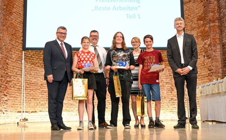 Kultusminister Michael Piazolo (links), Europaminister Florian Herrmann (rechts), zeichneten die Schüler Luise Denz aus Erlangen, Samuel Vogl aus Röthenbach (Kategorie Bild) und Linus Sundermeyer (Neustadt a.d. Aisch) aus.