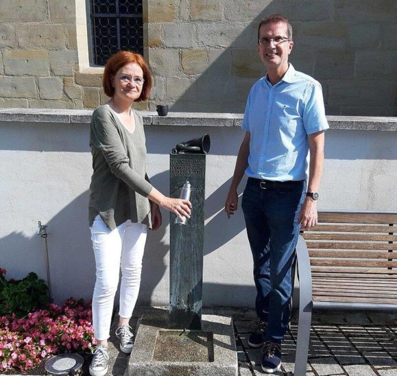 Bürgermeister Manfred Schmidt und Radverkehrsbeauftragte Verena Loibl am Trinkwasserbrunnen des neuen Radrastplatzes in Reichenschwand.