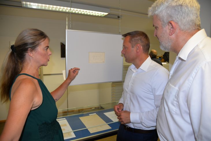 Dr. Ina Schönwald (links), die Leiterin des Laufer Stadtarchivs, unterhält sich auf der Vernissage mit Landrat Armin Kroder und Bürgermeister Thomas Lang (rechts) über die Zeichnung von Carl Spitzweg.