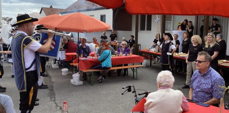 Der Laufer Spielmannszug stimmte die Gäste auf das Sommerfest der Ausgabestelle der Laufer Tafel ein.