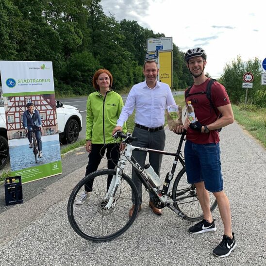 Die Radverkehrsbeauftragte Verena Loibl und Landrat Armin Kroder beim Verteilen der Frühstückspäckchen.