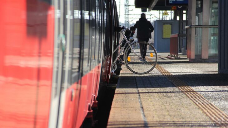 Auch der Feuchter Bahnhof soll barrierefrei werden: Um einen stufenfreien Zugang zu den Zügen zu ermöglichen, beginnt die Bahn mit den Umbaumaßnahmen.