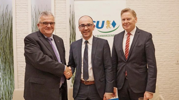 Bürgermeister Markus Holzammer mit Landtagsabgeordnetem Norbert Dünkel (rechts) und CSU-Ortsvorsitzendem Jürgen Hopf.