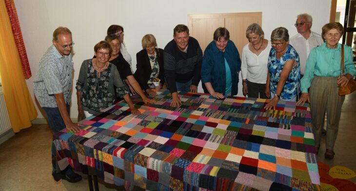 750 Quadrate, 1350 Nähte und mehr als 1000 Stunden Arbeit sind in die Altardecke geflossen.