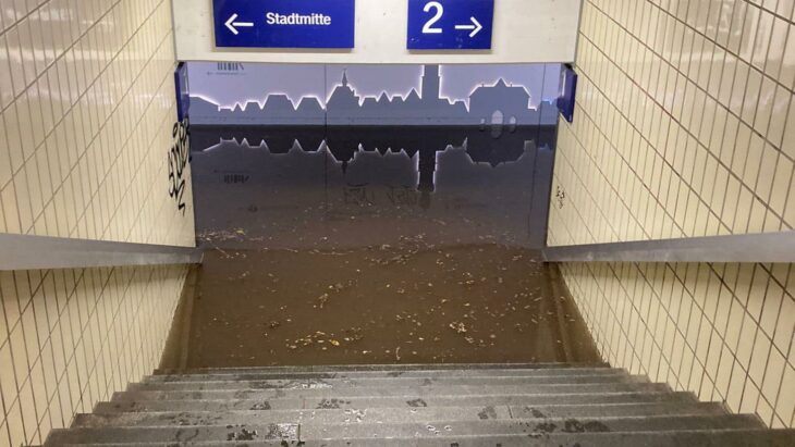 Innerhalb kürzester Zeit wurde die Fußgängerunterführung am Bahnhof rechts geflutet.