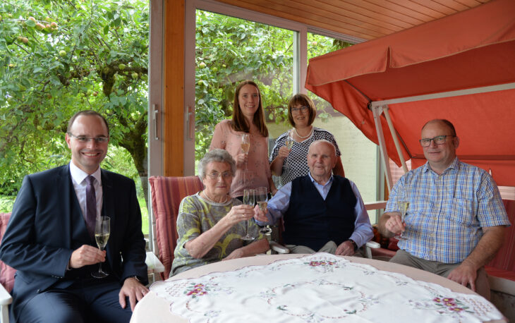 Gemeinsam mit Sohn Thomas Braun (rechts), Enkeltochter Franziska Braun und Schwiegertochter Sabine Braun (hinten) feierte das Jubelpaar Johanna und Richard Braun ihren 70. Hochzeitstag. Es gratulierte der Dritte Bürgermeister Alexander Horlamus (links).