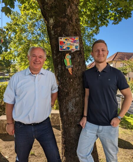 Künstler Alex Maier (rechts) und Röthenbachs Bürgermeister Klaus Hacker vor einem der sprechenden Papageien. Doch wo genau befindet er sich?