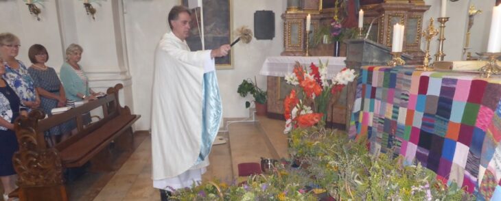 Die gebundenen Büschel, die manche Kirchenbesucher mitgebracht hatten, wurden von Priester Alexander gesegnet.