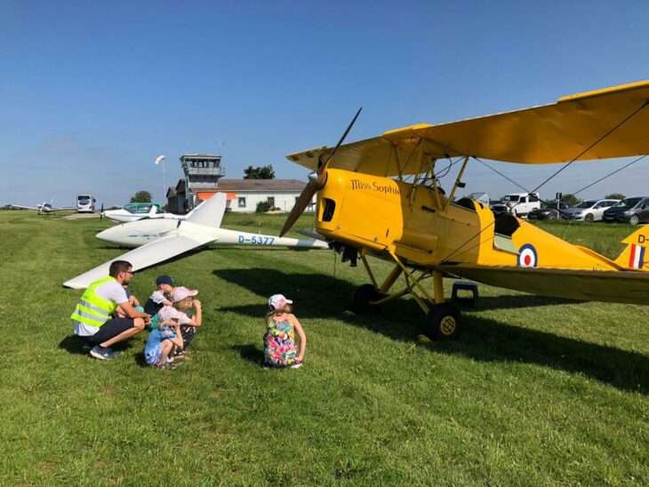 Unter anderem darf man sich den Flugplatz und die Flugzeuge aus nächster Nähe ansehen.