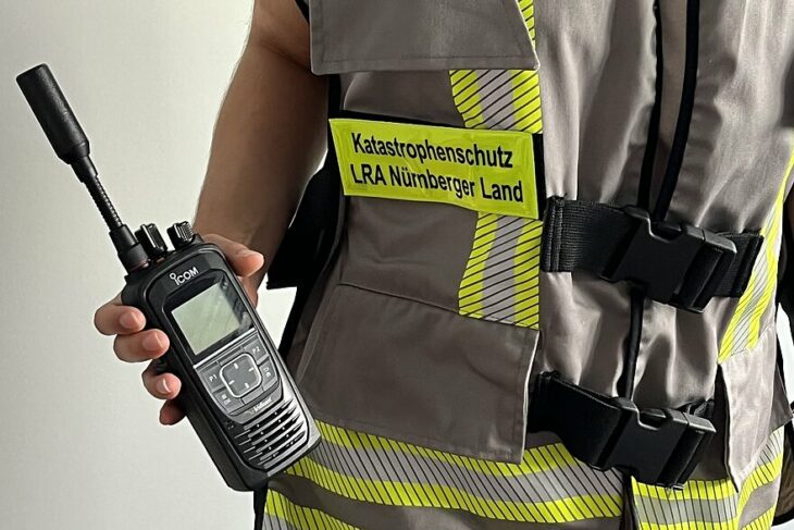 Eines der neuen Satellitenfunkgeräte, die dem Katastrophenschutz des Nürnberger Landes nun für den Notfall zur Verfügung stehen.