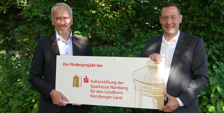 Jonathan Daniel (links) vom Vorstand der Sparkasse und Armin Kroder, Landrat im Landkreis Nürnberger Land, freuen sich als Vorstände der Kulturstiftung über Projekt-Bewerbungen von Trägern und Vereinen.