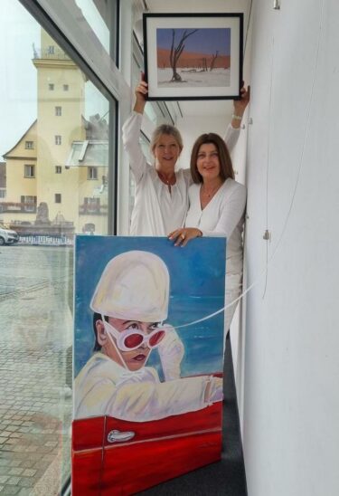 Britta Henselmann (rechts) stellt gemeinsam mit Gabi Christel im Hersbrucker Kunstfenster aus.
