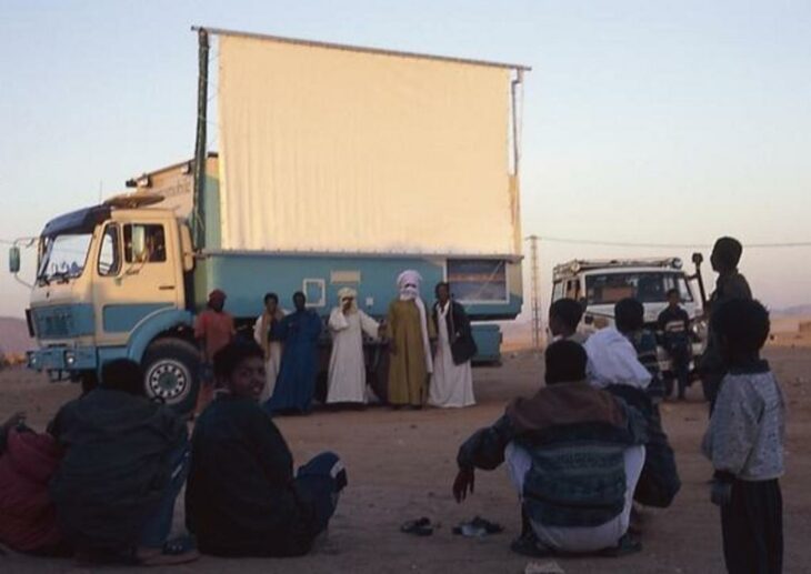 Mit dem „Wüstenkino“, das auch sein Zuhause ist, besucht Filmemacher Wolf Gaudlitz gerne Orte und Menschen, für die ein Kino unerreichbar ist.