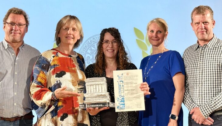 Lehrerin Kathrin Singer (Mitte) erhält den Ulrich Griebel Preis des Rotary Clubs.