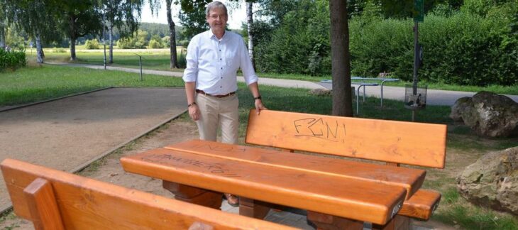 Kaum aufgestellt, hatten Schmierfinken die Sitzgruppe bereits verunstaltet, was Bürgermeister Robert Ilg ärgerte.