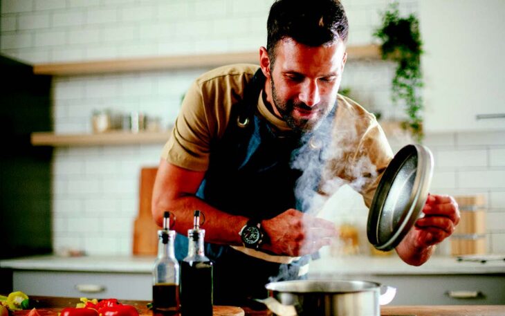 Für 82 Prozent der Menschen in Deutschland gehört Kochen zum festen Bestandteil des Lebens. Foto: AdobeStock #419421539