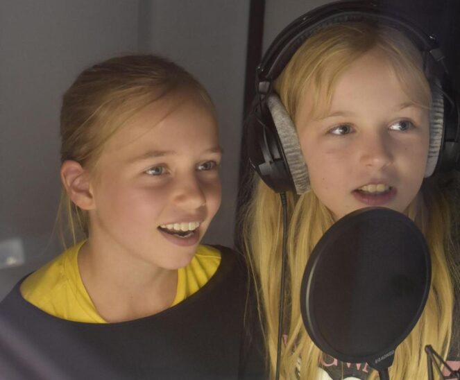 Sarah und Isabel bei ihrer ersten professionellen Gesangsaufnahme bei Kiesemusic.