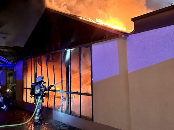 Im Showroom eines Autohauses in Hersbruck im mittelfränkischen Landkreis Nürnberger Land gerieten am Sonntagabend mehrere Autos in Brand.