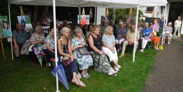 Zahlreiche interessierte Zuhörer waren zum Dämmerschoppen der Laufer Altstadtfreunde in den Garten des Forsthauses gekommen.