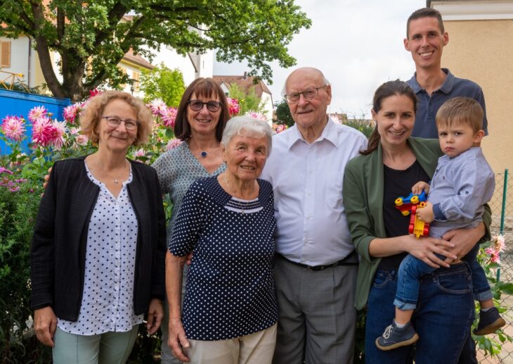 Zweite Bürgermeisterin Mechthild Scholz (links) mit den Jubilaren in der Mitte, deren Tochter, zwei Enkel und Urenkel Miguel.
