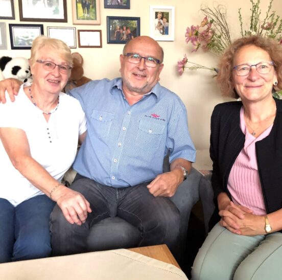 Die Zweite Bürgermeisterin der Stadt Röthenbach, Mechthild Scholz (rechts), hat dem Ehepaar Antesberger Glückwünsche zur Goldenen Hochzeit überbracht.