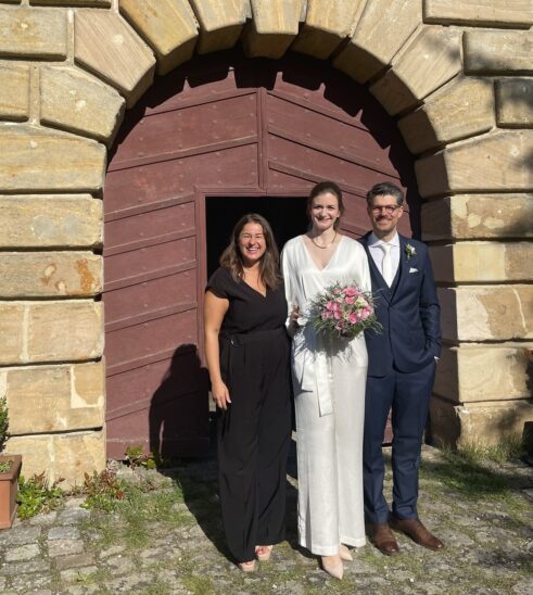 Laufs Zweite Bürgermeisterin Nina Bezold, die als Standesbeamtin die erste Hochzeit durchführte, gemeinsam mit der Braut (das Patenkind von Freifrau von Welser) und dem Bräutigam.