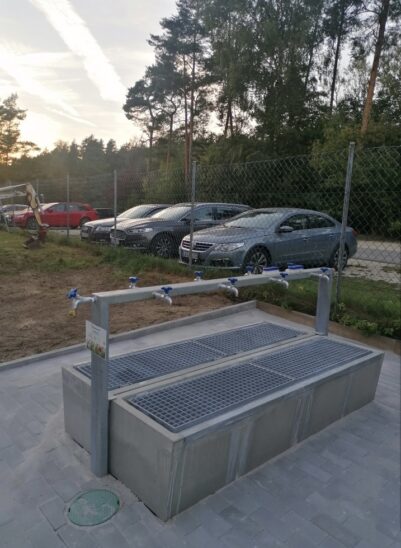 An acht Anschlüssen lassen sich am neuen Waschplatz Schuhe und Sportgeräte sauber machen.