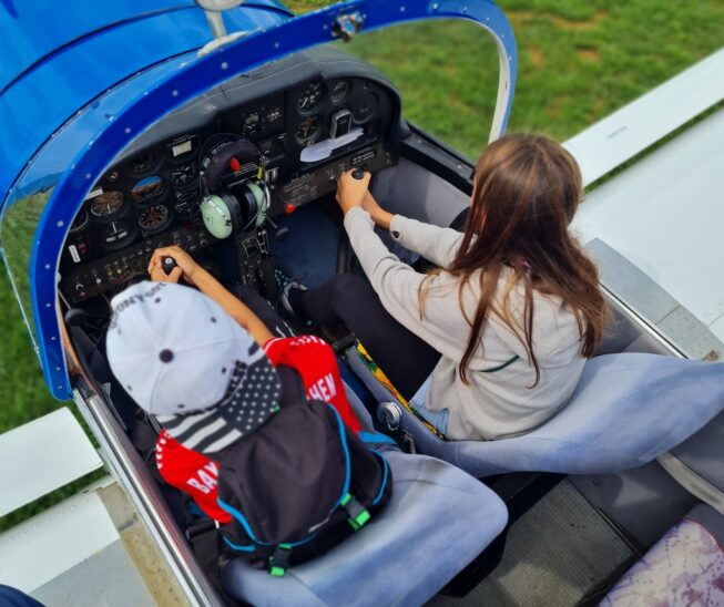 Im Flugsimulator konnten die Kinder und Jugendlichen schon einmal Probesitzen. Ob sie das Segelflugzeug sicher landen konnten?