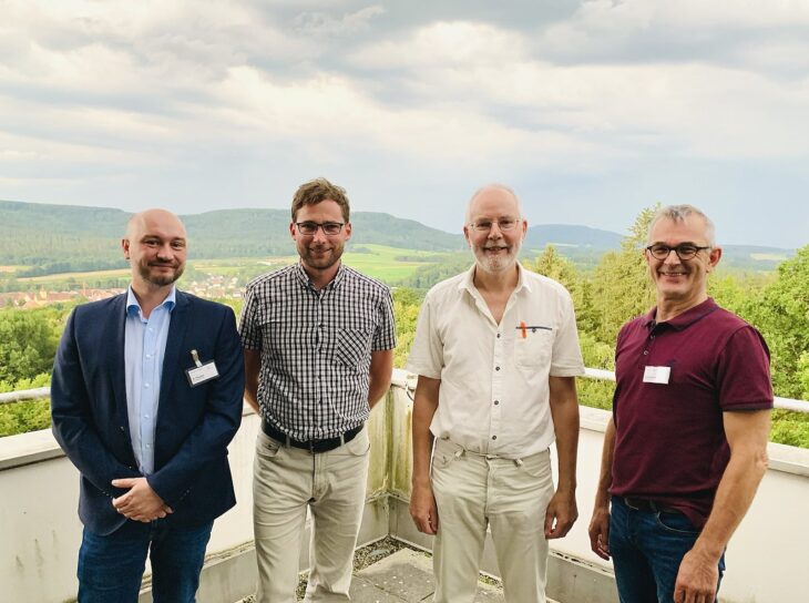 Bastian Pfrogner (Geschäftsführer), Oliver Sperber (ÖDP-Landtagskandidat), Walter Stadelmann (ÖDP-Bezirkstagskandidat und Kreisrat) und Michael Kaufmann (Pflegedienstleitung in der Frankenalbklinik Engelthal, von links) bei ihrem Treffen.