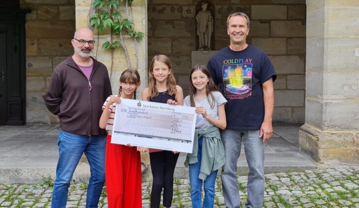 Der Veranstalter des ausverkauften Konzertes, die „Freunde der Musikschule“, bedankten sich beim Leiter Thomas Jacoby mit einer Spende von 500 Euro für die Gastfreundschaft.
