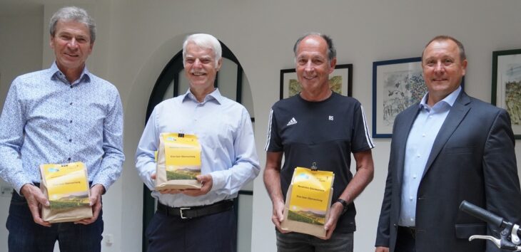 Bürgermeister Jörg Kotzur (rechts) bedankt sich bei Feuchts fleißigsten Radlern (von links): Ernst Grünbeck, Gerhard Schadt und Bernd Silberhorn.