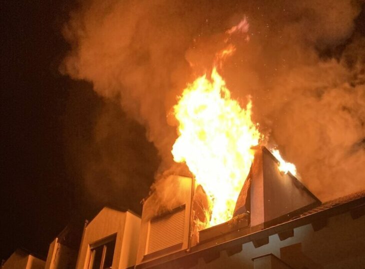 Einer der Einsätze in diesem Jahr: der Brand in der Brückkanalstraße in Feucht im April. Beim Tag der offenen Tür gibt die Feuerwehr Einblick in ihre Arbeit.