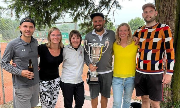Die Spieler des Gewinner-Teams vom 1. FC Reichenschwand feierten den Erfolg (v.l.): Adrian Sternitzke, Daniela Dreiseitel, Laura Wiesel, Benjamin Steinbach, Dr. Silke Zaus und Axel Gumann.