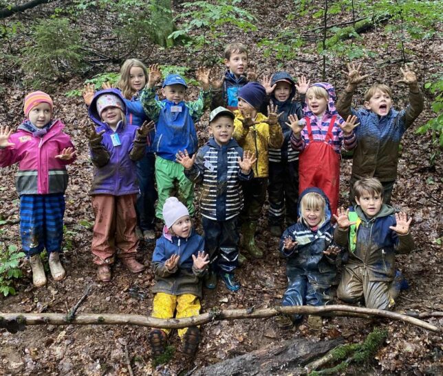 Wer matscht am besten? In Kleedorf gab es auf dem Bauernhof und im Wald für die Ferienkinder viel zu erleben. Insgesamt zählte das Ferienprogramm der Gemeinde Kirchensittenbach fast 200 Teilnehmer.